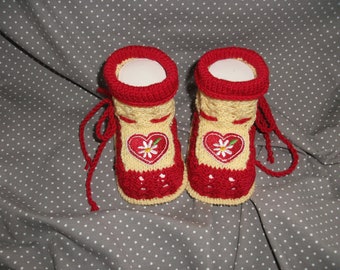 Baby shoes knitted, costumes and country house fashion "hearty"