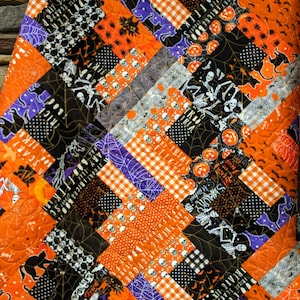 Available now: Spooky Halloween quilt, generous throw size image 4