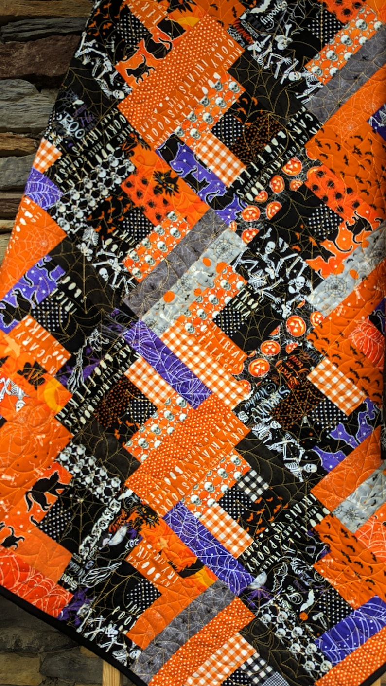 Available now: Spooky Halloween quilt, generous throw size image 4