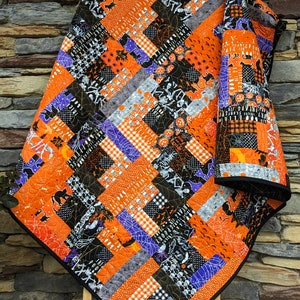 Available now: Spooky Halloween quilt, generous throw size image 1