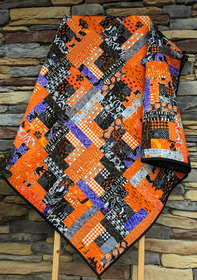 Available now: Spooky Halloween quilt, generous throw size image 1