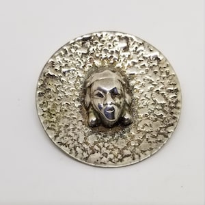Vintage sterling silver 925 heavy round kings face brooch hammered unusual