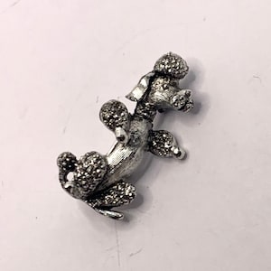 Gerrys silver tone dancing paddle brooch