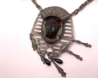 Collar vintage de gran tamaño con diseño de faraón egipcio, reina y lucita marrón en tono plateado.