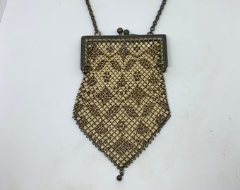 Peut inclure: Un sac à main vintage en maille argentée avec une bandoulière chaîne et une fermeture à fermoir. Le sac à main présente un motif floral délicat et est en bon état.