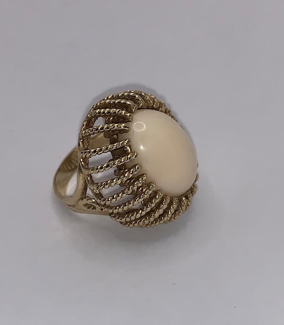 Huge white coral 14kt gold ring size 4.5