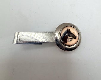 Silberfarbene Krawattenklammer aus Metall mit rückseitiger Lackierung in Pferdeoptik