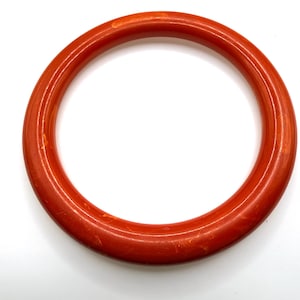 Puede incluir: Un letrero de madera hecho a mano con la palabra "Welcome" escrita a mano. El letrero está pintado de blanco con un acabado envejecido, y una pequeña hoja verde está adjunta. Para la decoración del hogar.