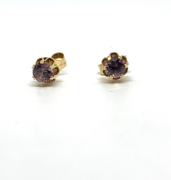 Vintage 14k gold color changing sapphire stud earr