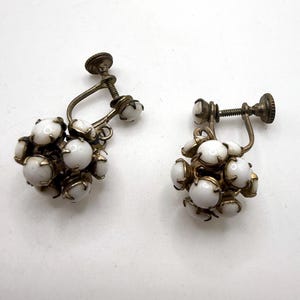 Vintage weiße Milchglaskugel Ball baumeln Ohrringe mit Schraubenmuttern