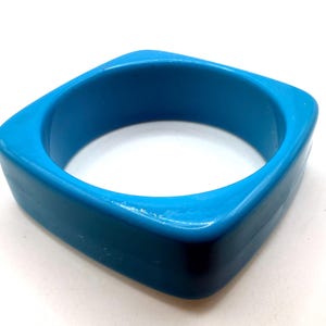 Vintage plastblått runt fyrkantigt armband