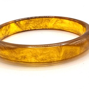 Pulsera rígida vintage de lucita translúcida color ámbar miel