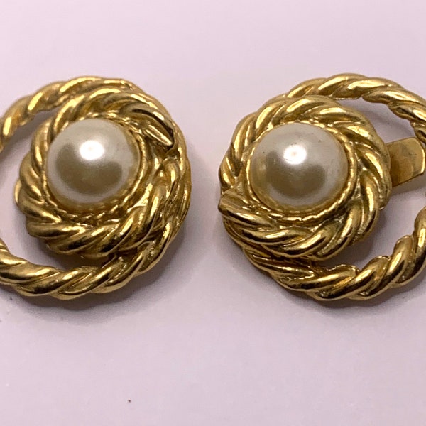Vintage round gold tone rope twisted circle faux pearl shoe clips
