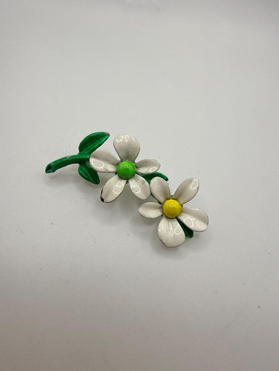Vintage 1960s metal enamel daisy flower brooch View 3