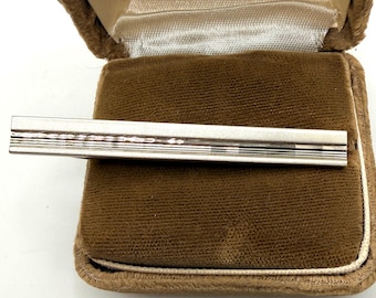 Pinza para corbata grande, sencilla y elegante, de estilo vintage, en tono plateado.