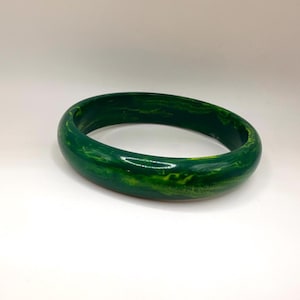 Vintage green yellow swirl marbled large bakelite bangle bracelet