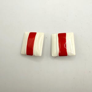 Boucles d'oreilles clip en métal émaillé carré blanc à rayures rouges vintage