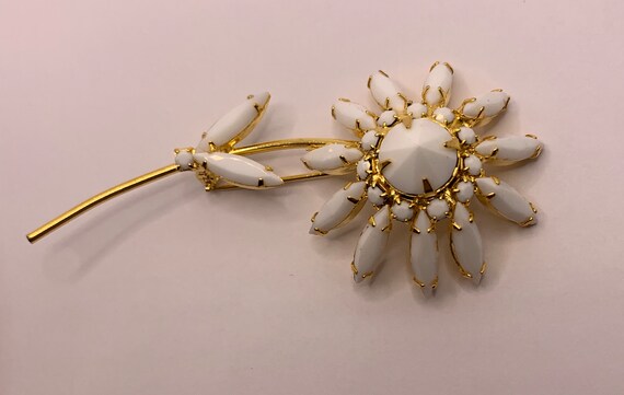 Vintage Milkglass white and gold flower brooch - image 3