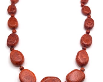Collana vintage pesante con grandi perline di spugna rossa e corallo.