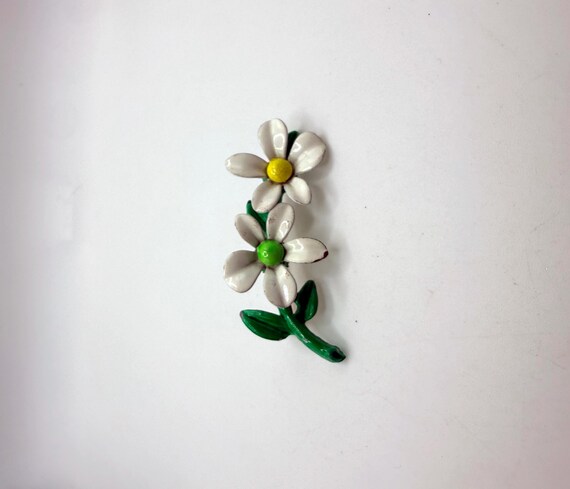 Vintage 1960s metal enamel daisy flower brooch