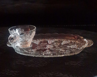 Glass snack Tray with cups, Grape Design, Anchor Hocking, Vintage, 4 sets