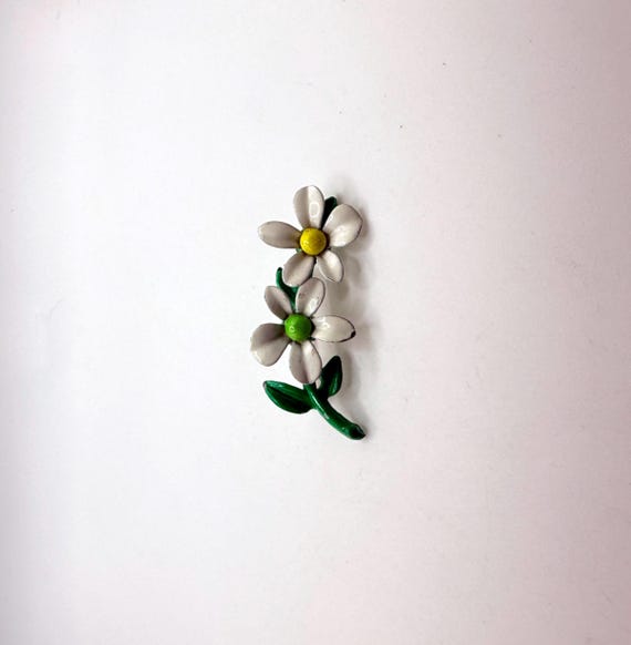 Vintage 1960s metal enamel daisy flower brooch View 5
