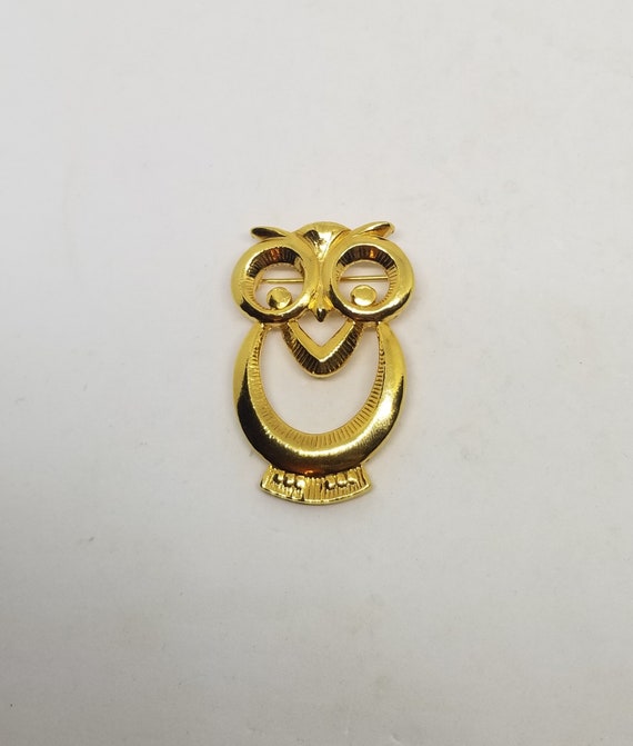 Vintage gold tone cute owl brooch