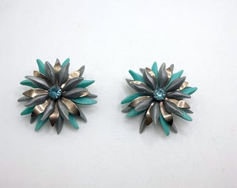 Pendientes de clip vintage grandes de metal y plástico azul en capas con forma de flor, tono plateado.