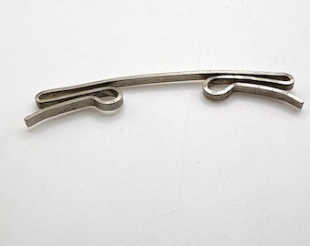 Prendedor de gravata vintage em tom prateado com gravação.