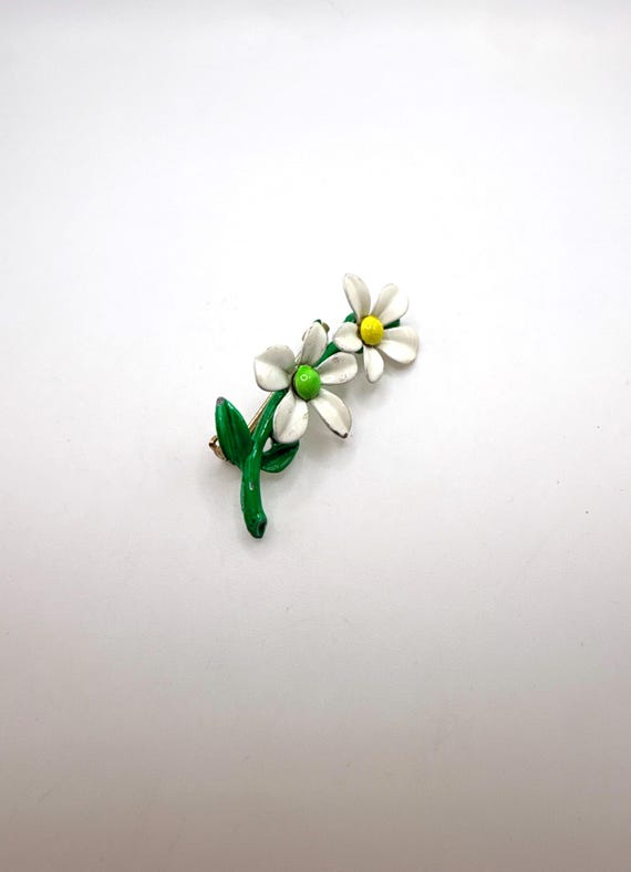 Vintage 1960s metal enamel daisy flower brooch View 2