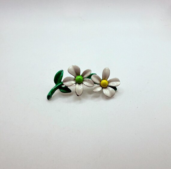 Vintage 1960s metal enamel daisy flower brooch View 6