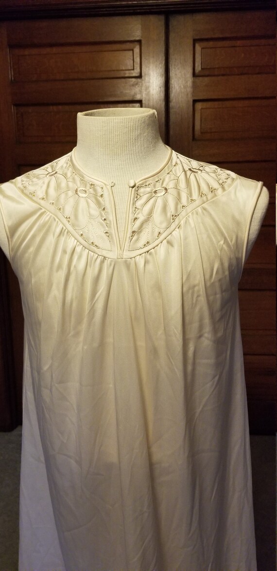 Vintage full length vanity fair night gown off wh… - image 1