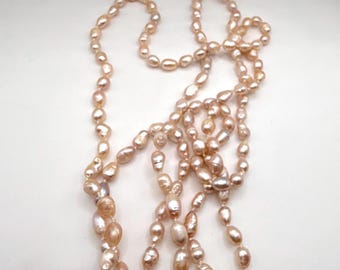Collar antiguo largo de perlas barrocas rosas de agua dulce de 58 pulgadas.