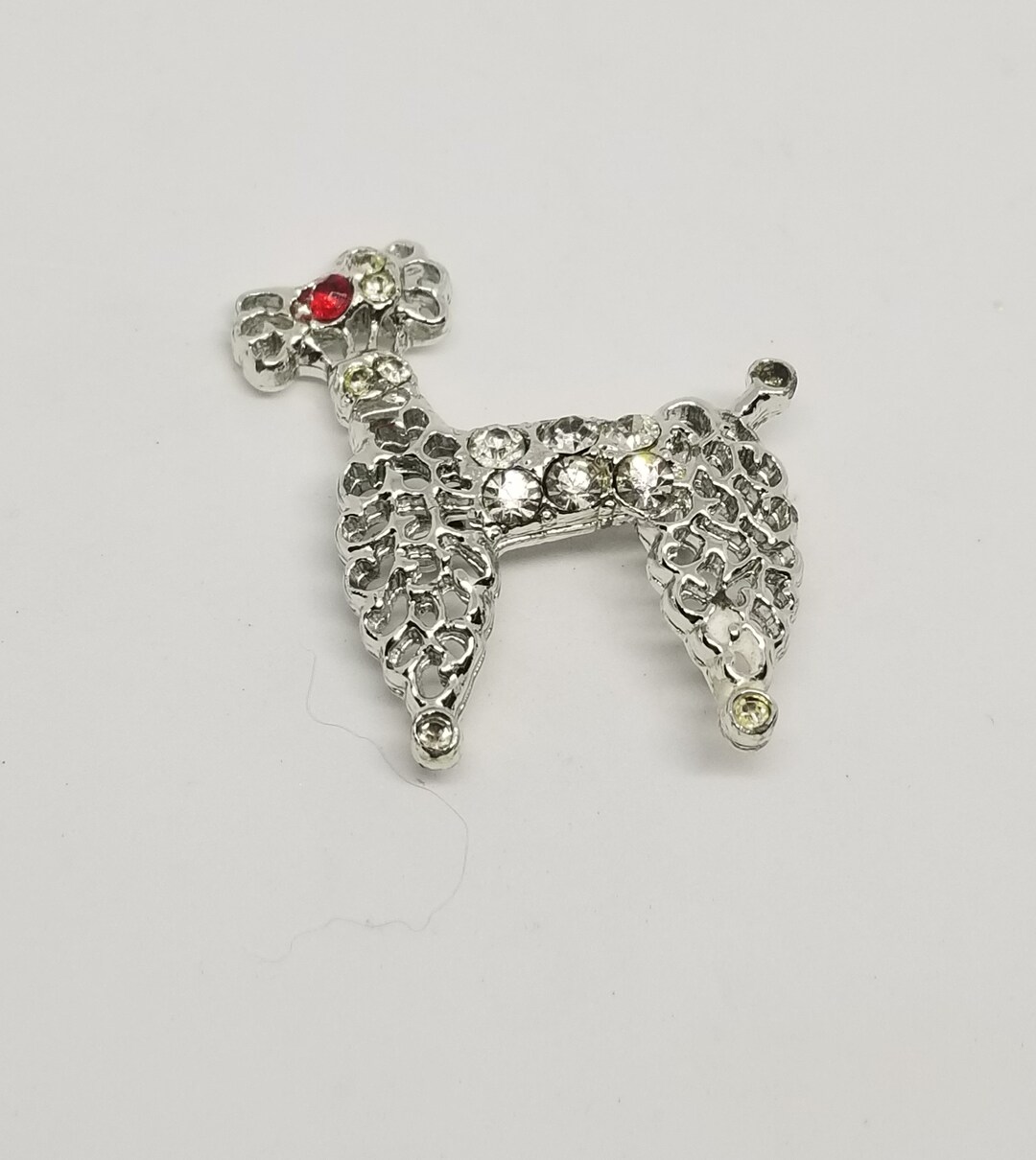 Broche Vintage Caniche En Relief Avec Cristaux Rouges - Modèle 3647 - Bon état
