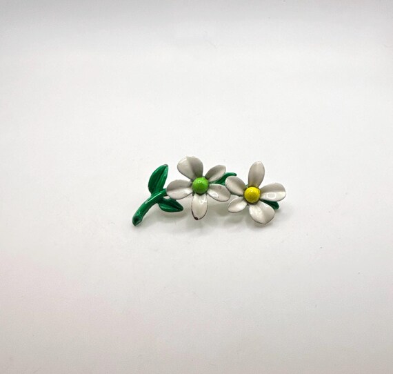 Vintage 1960s metal enamel daisy flower brooch View 4