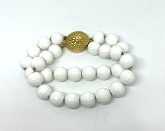 Vintage Monet goudkleurige en witte kralenarmband met dubbele strengen