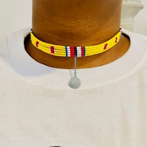Handgemachte Afrika Perlen Choker; Stammes Muster Halskette mit Charme