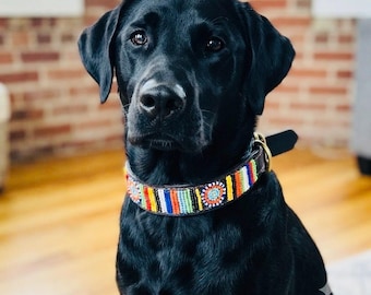 Coleira artesanal com miçangas para cães/Coleira de couro estilo indígena para animais de estimação/Colar colorido boho para filhotes/Acessório tribal com miçangas para cães/Presente exclusivo para animais de estimação