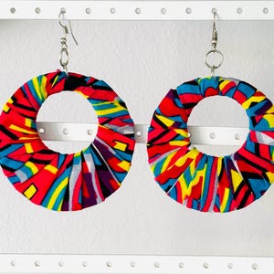 Orecchini in tessuto Ankara: pendenti in cotone con stampa africana colorata.