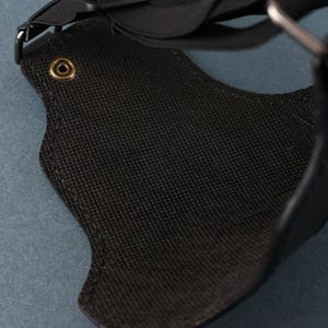 Peut inclure: Sangle r&eacute;glable noire avec un panneau en tissu noir et un bouton en m&eacute;tal dor&eacute;. La sangle est con&ccedil;ue pour &ecirc;tre port&eacute;e autour de la taille.