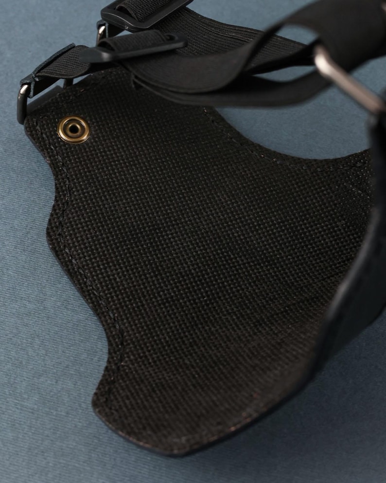 Peut inclure: Sangle r&eacute;glable noire avec un panneau en tissu noir et un bouton en m&eacute;tal dor&eacute;. La sangle est con&ccedil;ue pour &ecirc;tre port&eacute;e autour de la taille.