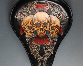 Selle solo Bobber, Selle de moto avec têtes de mort et croix sur cuir, Seat Chopper fait main