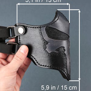 Peut inclure: Masque facial en cuir noir avec un motif de cr&acirc;ne. Le masque mesure 13 cm de haut et 15 cm de large.