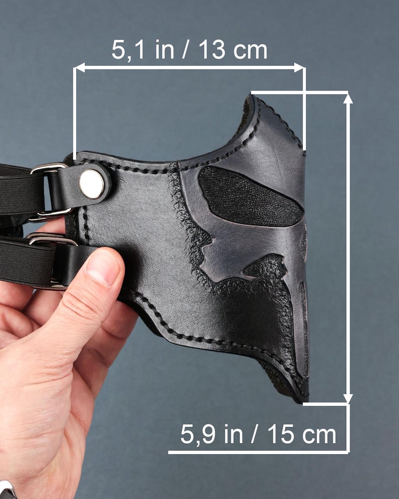 Peut inclure: Masque facial en cuir noir avec un motif de cr&acirc;ne. Le masque mesure 13 cm de haut et 15 cm de large.
