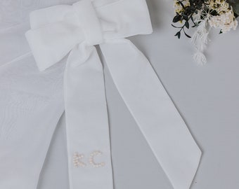 White Monogram Custom Bow/Bridal white Velvet Bow/Wedding Bow/Bridesmaids Bow/ Bow for Bridal Shower/Personalized/ Velvet Bow/Bow Hair Tie