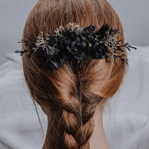 Black Rose Wedding Hair Comb/Gothic Bridal Hairpiece with Dark Flowers/Halloween Bride or Alternative Gothic Hair Accessory/Moody wedding