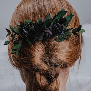 Schwarze Rose Hochzeit Haarkamm/Gothic Braut Haarschmuck mit dunklen Blumen und Grün/Alternativer Gothic Hochzeit Haarschmuck/Helloween Kamm