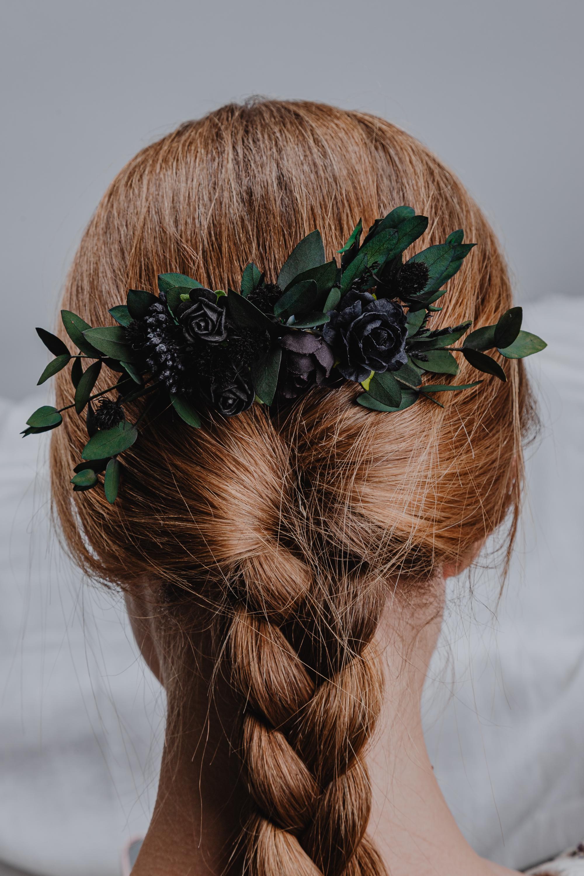 Black Rose Wedding Hair Comb/Gothic Bridal Hairpiece with Dark Flowers and Greenery/Alternative Gothic Wedding Hair Accessory/Helloween comb