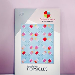 Puede incluir: Un patrón de acolchado para una colcha Popsicles de Busby Berkeley. El patrón es para una colcha de nivel avanzado y mide 152,4 cm por 182,9 cm. La colcha presenta un fondo azul con formas de paletas de helado de colores.