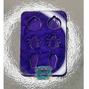 Puede incluir: Molde de silicona morado con seis cavidades para hacer manualidades de resina con temática de Halloween. El molde presenta dos formas de calabaza, dos formas de araña y dos formas de ataúd.